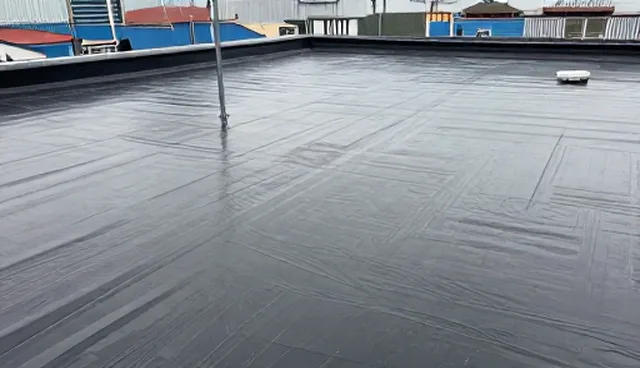 旧屋面翻新材料性能与适用条件解析